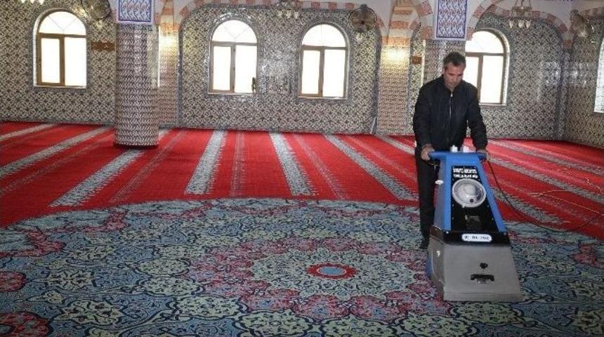 Cami Halılarının Temizliği Belediyeye Emanet