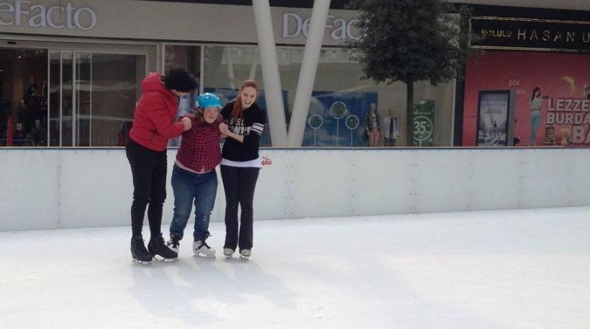 Engelli &Ccedil;ocuklara Buz Paten Kursu Eğitimi