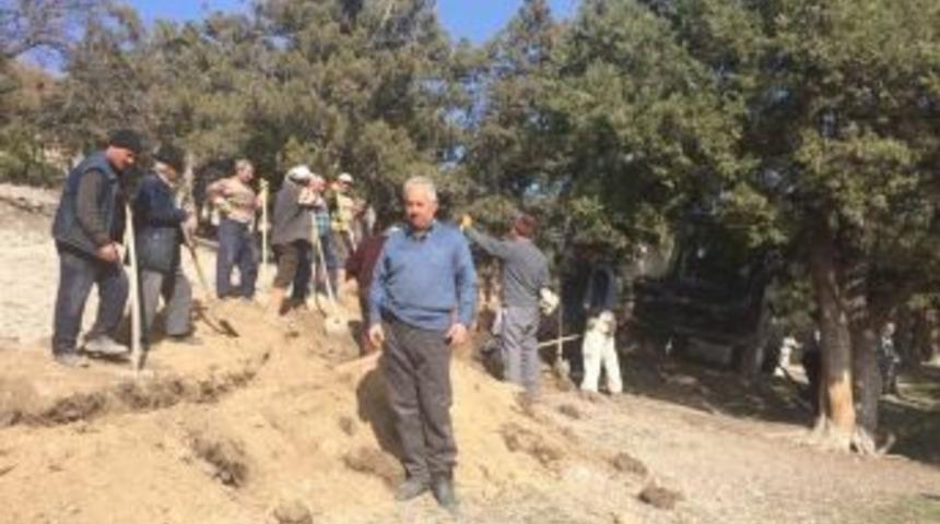 Şeyhler K&ouml;y&uuml;nde İmece Usul&uuml; &Ccedil;eşme Suyu Hattı Yenileme &Ccedil;alışması