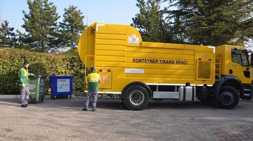 Bilecik Belediyesi &Ccedil;&ouml;p Konteynırlarını Dezenfekte Ediyor