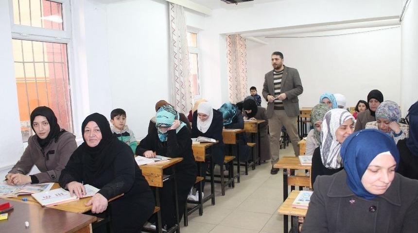 Tosya&rsquo;da Suriyeliler İ&ccedil;in T&uuml;rk&ccedil;e Dil Kursu A&ccedil;ıldı