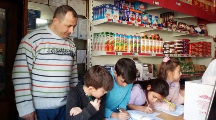 Öğrenciler, Mahalle Bakkalıyla Röportaj Yaptı