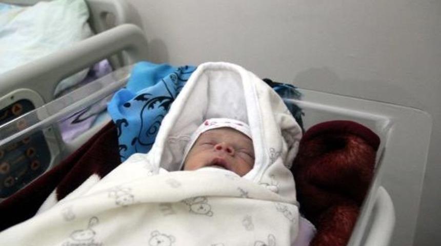 Yeni Doğan &Ccedil;ocuğuna, '&ouml;mer Halis' Ismini Verdi