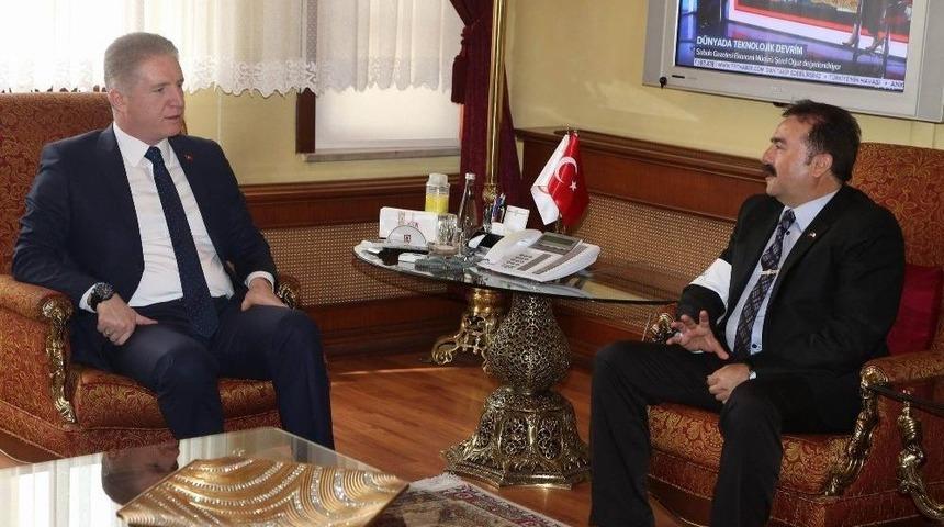 Yeşilay Sivas Şubesinden, Vali G&uuml;l&rsquo;e Ziyaret