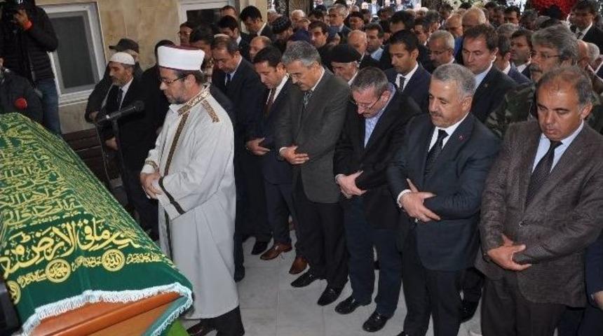 Bakan Ahmet Arslan İzmir&rsquo;de Cenazeye Katıldı