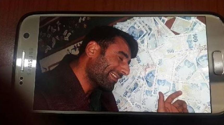 Dolandırıcının Telefonundan Paralarla &Ccedil;ekilmiş &lsquo;Selfie&rsquo; &Ccedil;ıktı