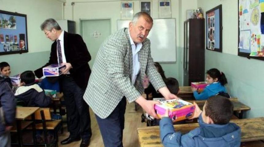 &Ouml;ğretmenden &Ouml;ğrencilere Ayakkabı