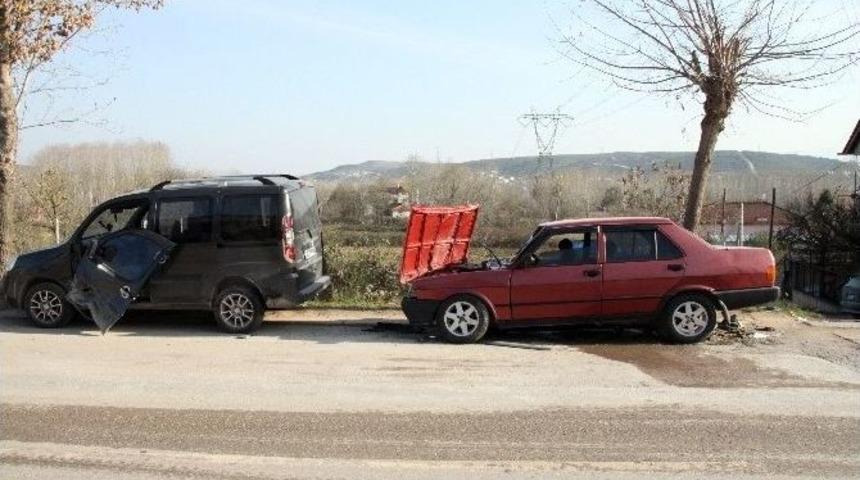 Manevra Yapan Hafif Ticari Araca Otomobil &Ccedil;arptı: 1&rsquo;i Ağır 3 Yaralı
