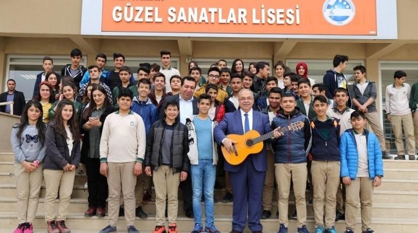 Başkan Kutlu, &Ouml;ğrencilerle Şarkı S&ouml;yledi