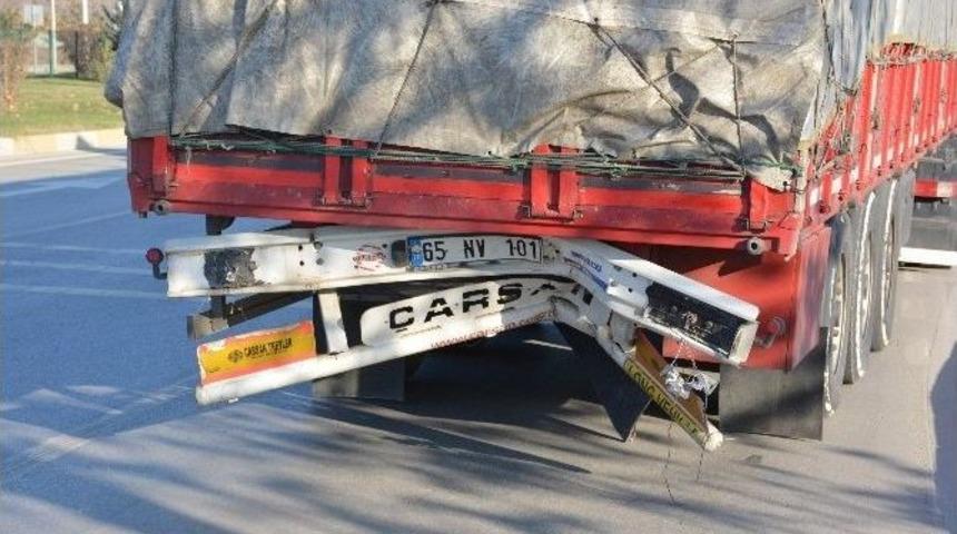 Motosiklet Tıra &Ccedil;arptı: 1 &Ouml;l&uuml;, 1 Yaralı