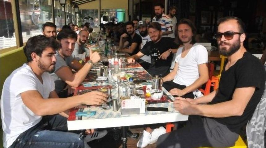 Lamine Gassama Ve Fabrice N&rsquo;sakala&rsquo;dan Yemek