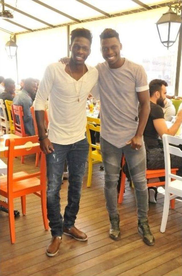 Lamine Gassama Ve Fabrice N’sakala’dan Yemek