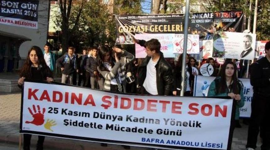 Liselilerden Kadına Şiddete Tiyatrolu Protesto