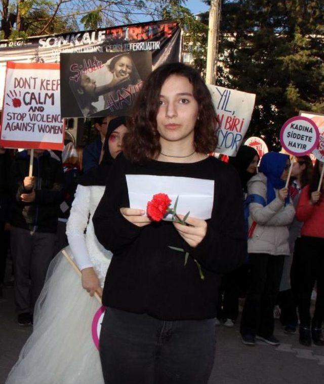 Liselilerden Kadına Şiddete Tiyatrolu Protesto