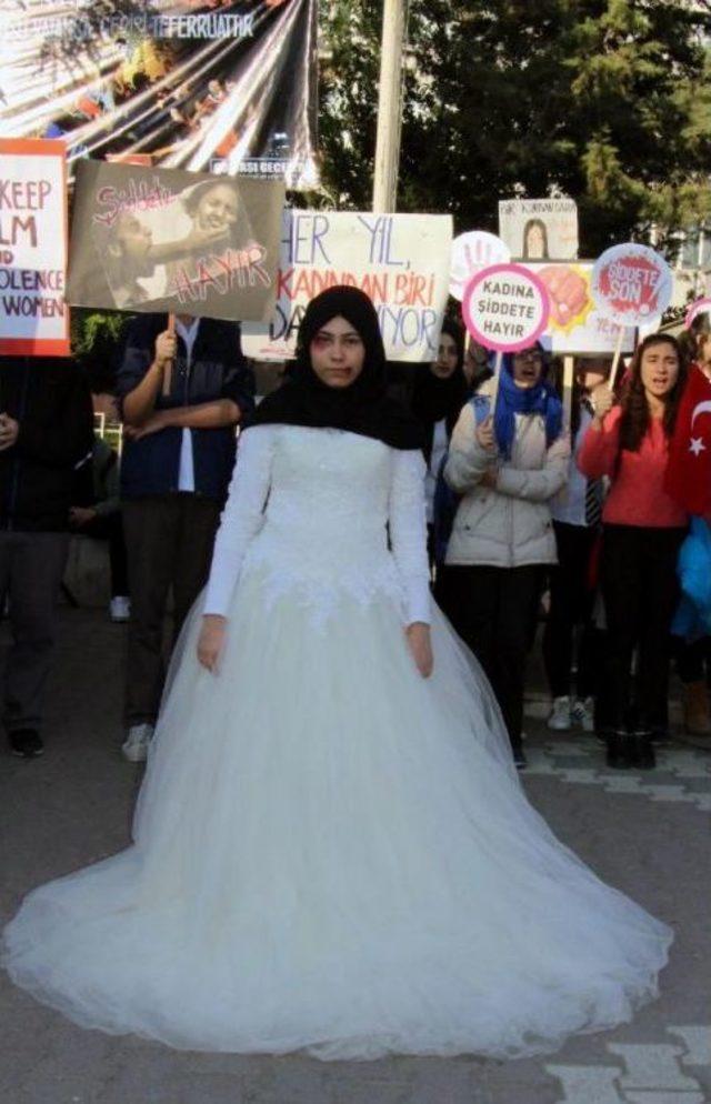 Liselilerden Kadına Şiddete Tiyatrolu Protesto