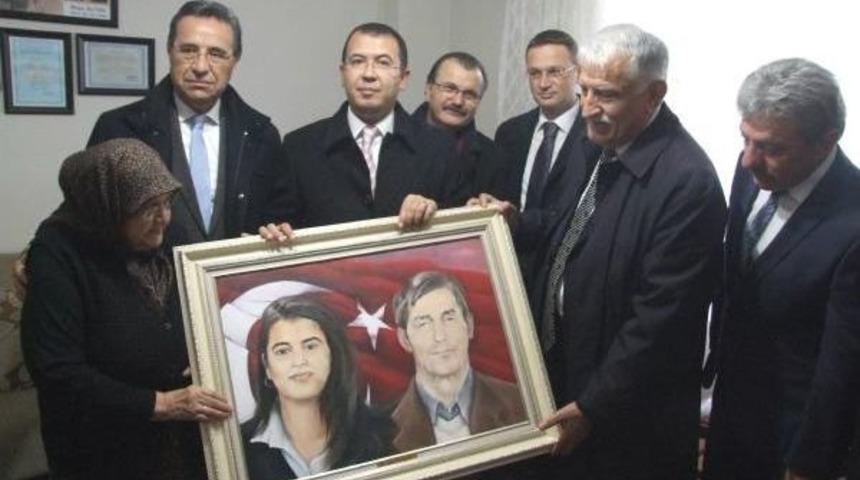 Bismil'de Şehit Edilen Şark&ouml;yl&uuml; &Ouml;ğretmen Mezarı Başında Anıldı