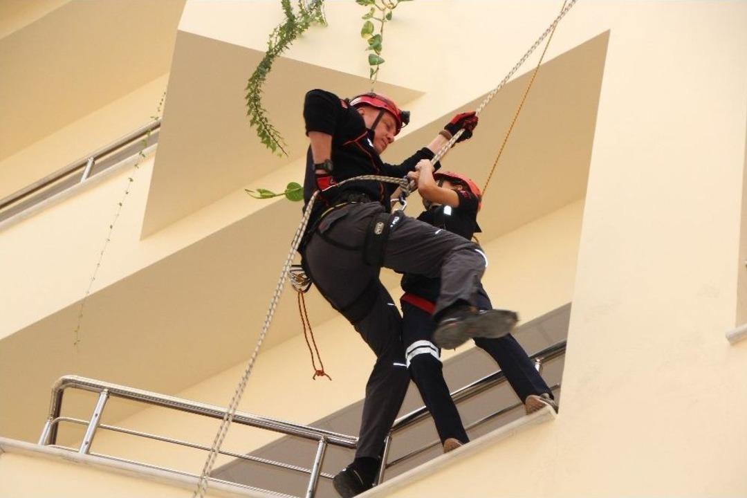 Boynu Kırılan &Ouml;ğrenciyi 25 Metreden Acılar İ&ccedil;erisinden İndirdiler