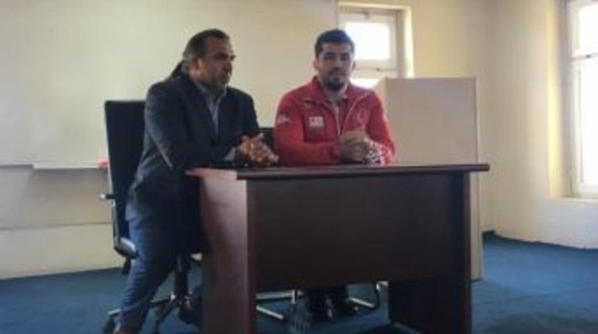 Şampiyon G&uuml;reş&ccedil;i &Ccedil;ıldır&rsquo;da &Ouml;ğrencilerle Buluştu