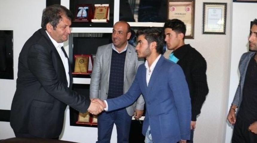 &Ouml;ğrencilerden Ayhan&rsquo;a Teşekk&uuml;r Ziyareti