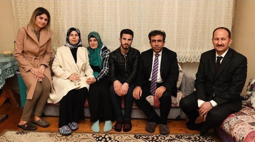 Vali G&uuml;zeloğlu, 15 Temmuz Şehidinin Eşini Ziyaret Etti