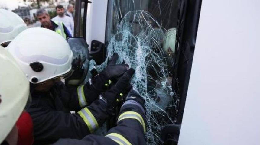 Kamyonun Camı Kırılarak Kurtarıldı
