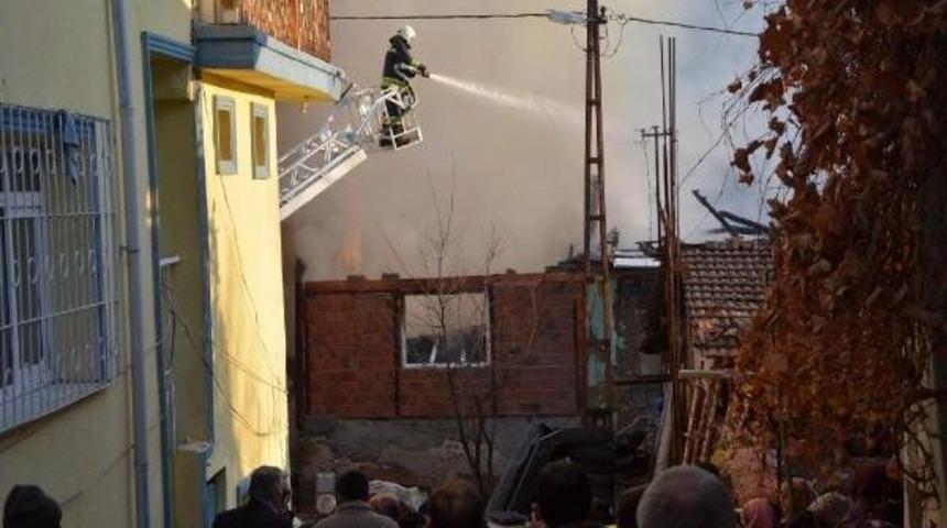 Karab&uuml;k'te &Ccedil;ocukların Yaktığı Ateş Kerpi&ccedil; Evi Yaktı