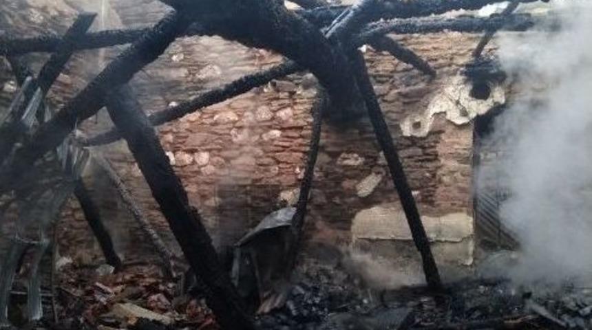 Manisa&rsquo;da Ev Yangını