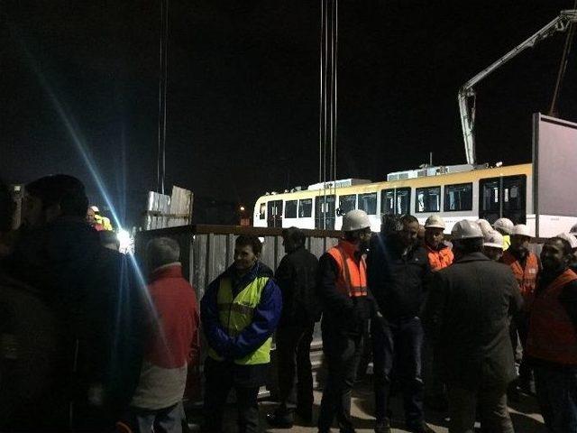 Sürücüsüz Metro Hattında Vagonlar Raya İndirildi