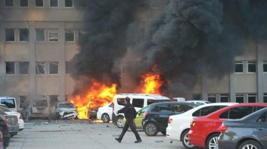 Adana Valiliği &Ouml;n&uuml;nde Patlama: &Ccedil;ok Sayıda Yaralı Var