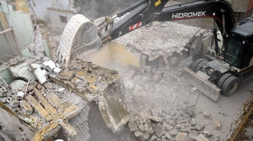 Selde Zarar G&ouml;ren Bina Belediye Ekiplerince Yıkıldı