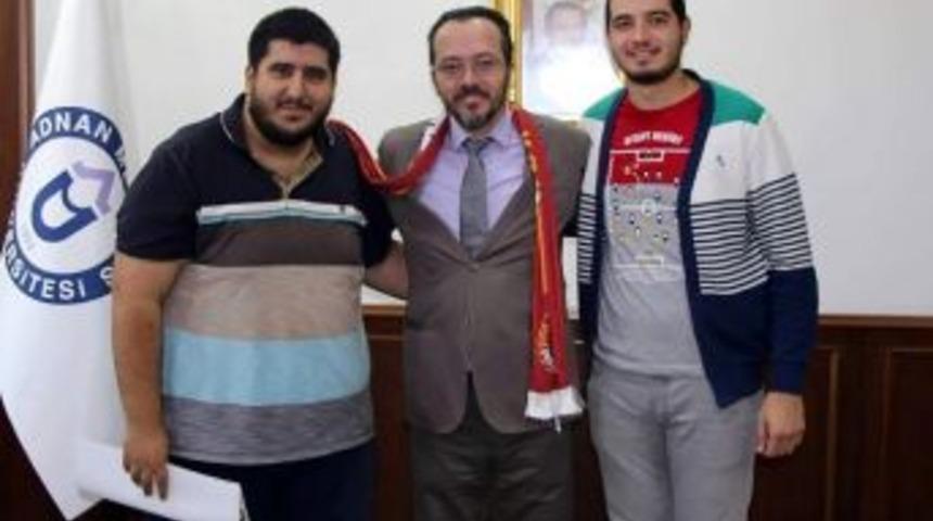 &Uuml;niversiteli Ultraaslanlar 3 Okula Yardım Eli Uzattı