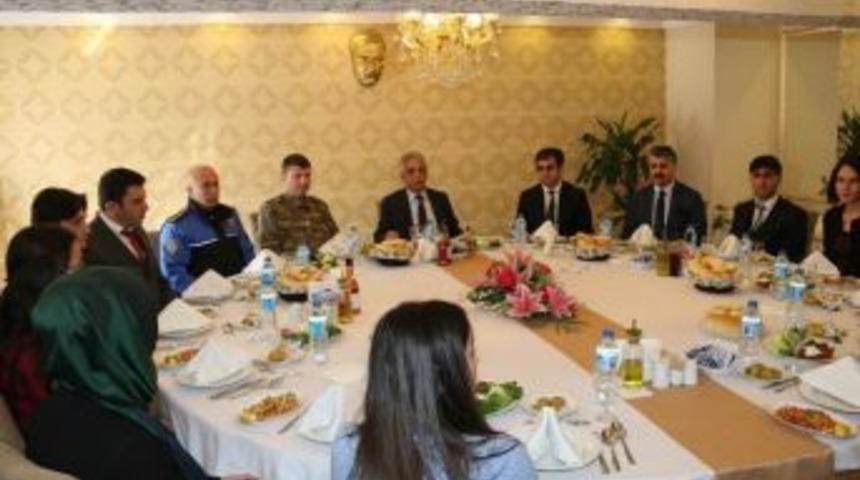 Vali Toprak &Ouml;ğretmenlerle Bir Araya Geldi