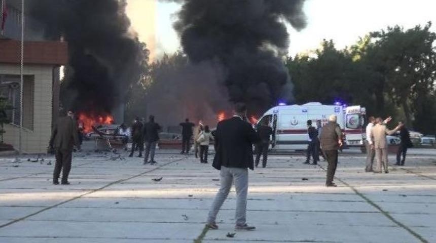 Adana Valiliği'ne Bombalı Ara&ccedil;la Saldırı: 2 &Ouml;l&uuml;, 21 Yaralı (3)