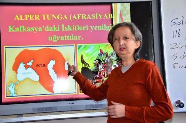 Görme Engelli Öğretmenin Alkışlanacak Azmi