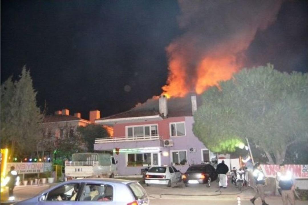 Ayvalık&rsquo;ta Pansiyonda Yangın Paniği...