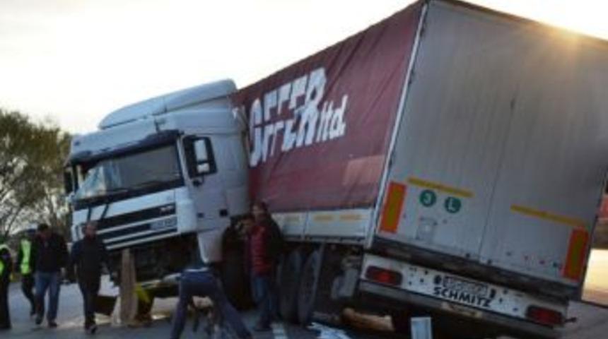 Biga&rsquo;da Tır Kaza Yaptı; 1 Yaralı