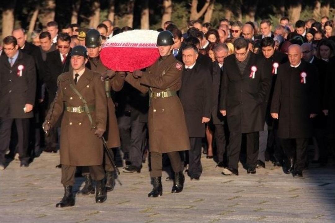 Bakan Yılmaz, &Ouml;ğretmenlerle Birlikte Anıtkabir&rsquo;i Ziyaret Etti