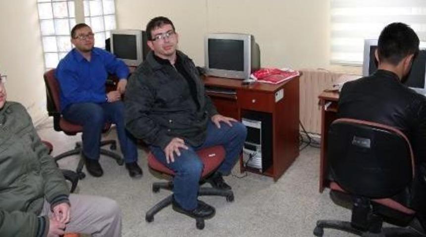 G&ouml;rme Engelli &Ouml;ğretmenden G&ouml;rme Engellilere Bilgisayar Kursu