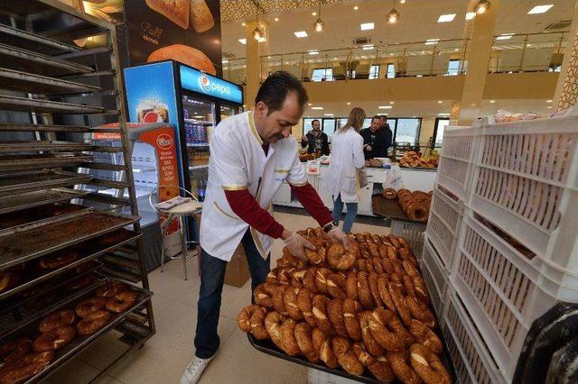 Halk Ekmek En Büyük Satış Mağazasını Açtı