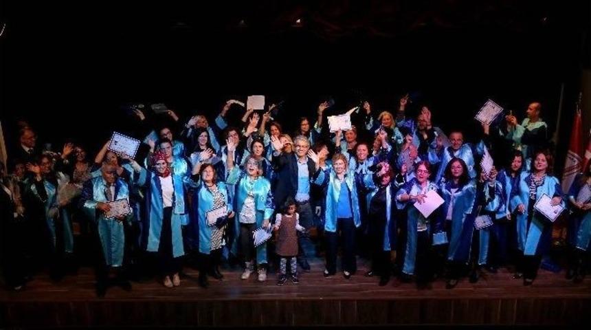 Aile &Uuml;niversitesi İlk Mezunlarını Verdi