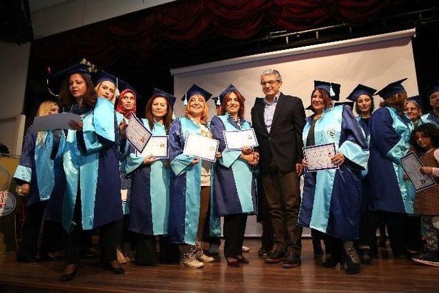 Aile Üniversitesi İlk Mezunlarını Verdi