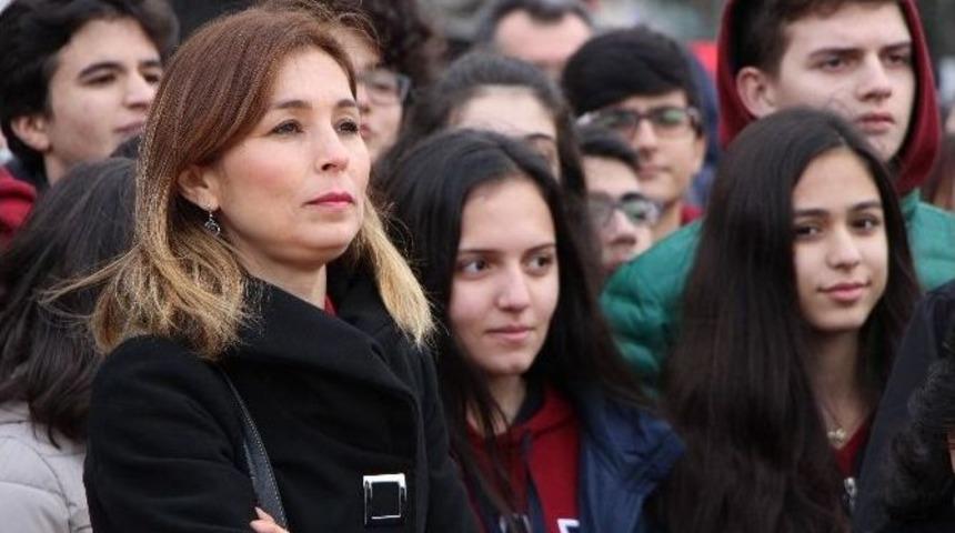 &Ouml;ğretmenler G&uuml;n&uuml; Taksim&rsquo;de Kutlandı