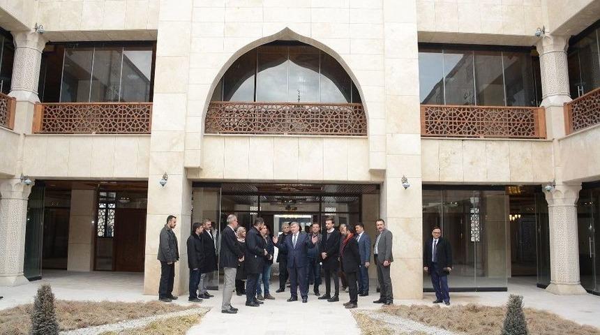 Başkan Aky&uuml;rek, İslam K&uuml;lt&uuml;r Merkezinde İncelemelerde Bulundu