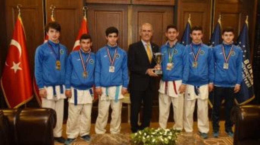 Avrupa Fatihi Karatecilere Altın &Ouml;d&uuml;l&uuml;