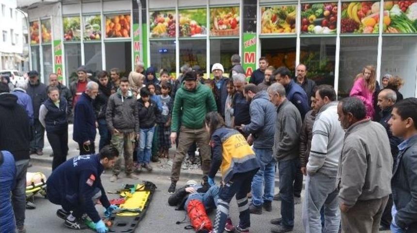 Otomobil Motosiklete &Ccedil;arpıp Ka&ccedil;tı