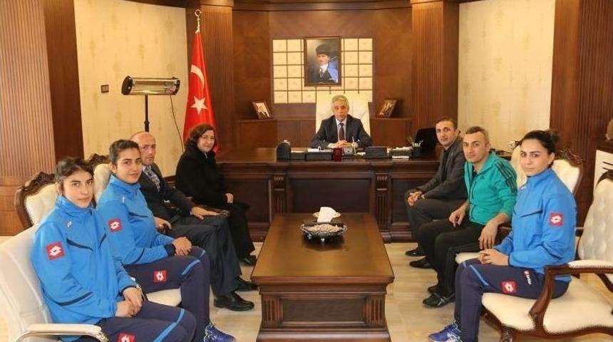 Vali Toprak, Voleybolcuları Kabul Etti