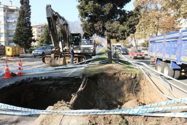 Karadeniz Sahil Yolu’Nda Kanalizasyon Hattı Çöktü