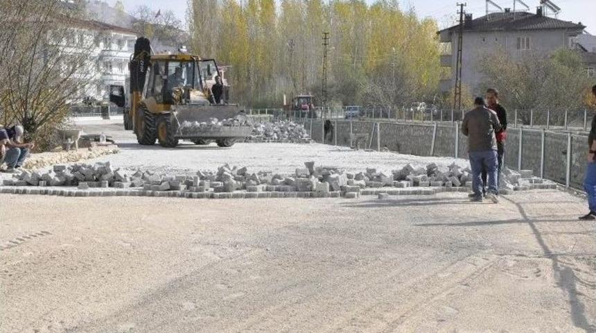 G&uuml;r&uuml;n&rsquo;de Parke Taşı D&ouml;şeme &Ccedil;alışmaları S&uuml;r&uuml;yor