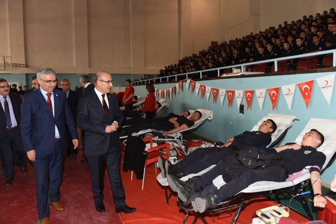 Polis Adaylarından Kızılay&rsquo;a Kan Bağışı