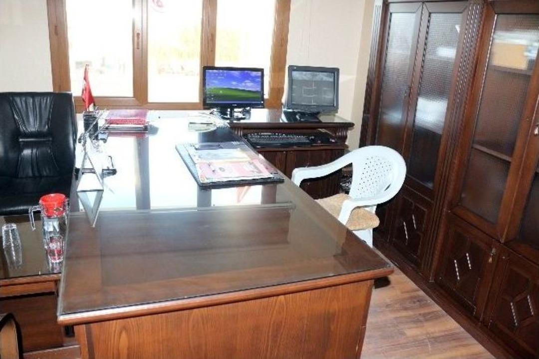 15 Tl&rsquo;lik Plastik Sandalye Makam Koltuğu Oldu